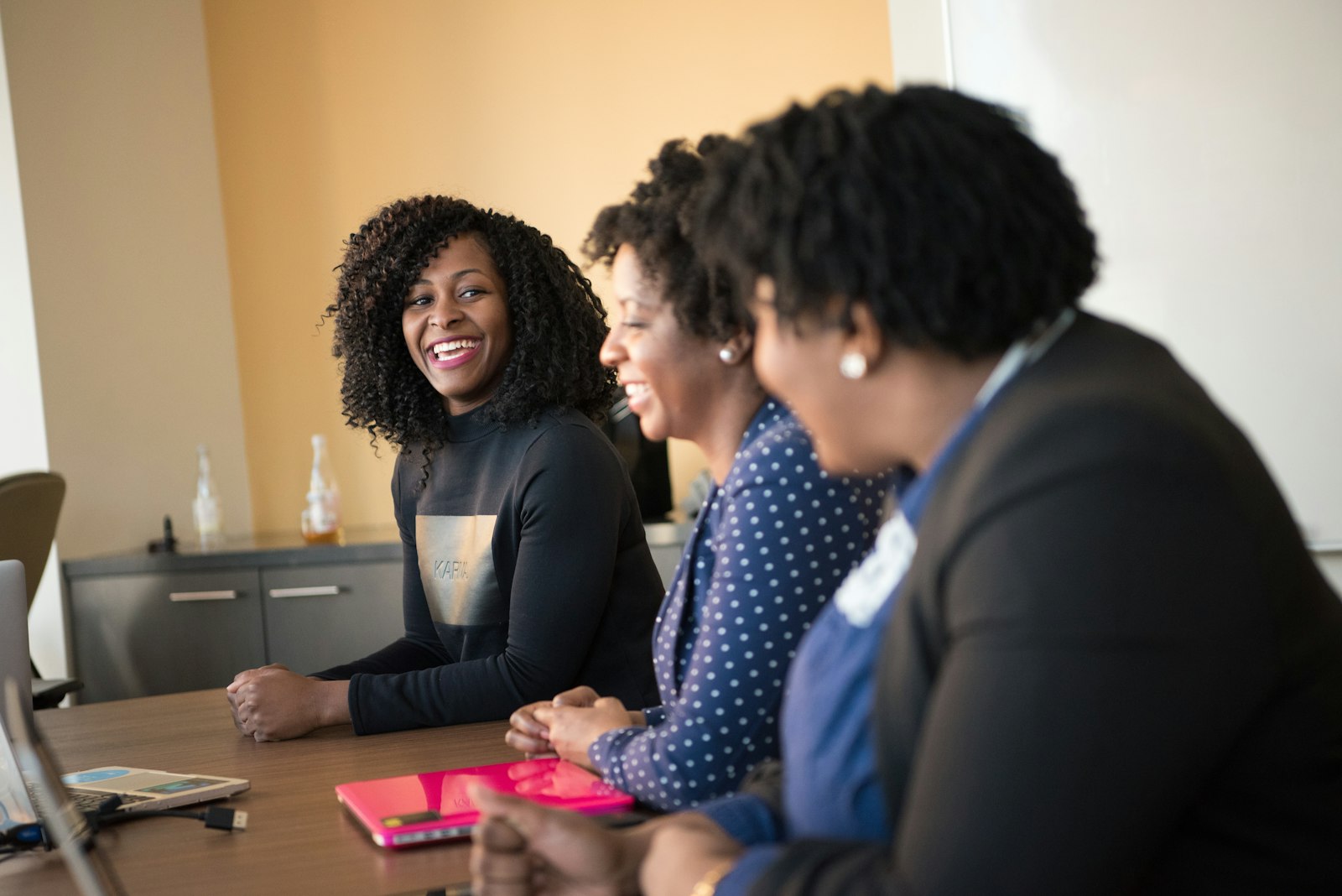Apprenantes et apprenants africains en séance de formation autour d'une table de travail
